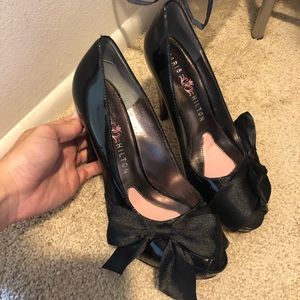 Brand new never worn WOT Paris Hilton bow heels